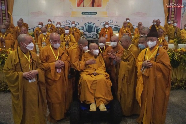 Hòa thượng Chủ tịch và chư tôn đức Hội đồng Trị sự đảnh lễ vấn an Trưởng lão Hòa thượng Thích Thanh Từ, Phó Pháp chủ GHPGVN