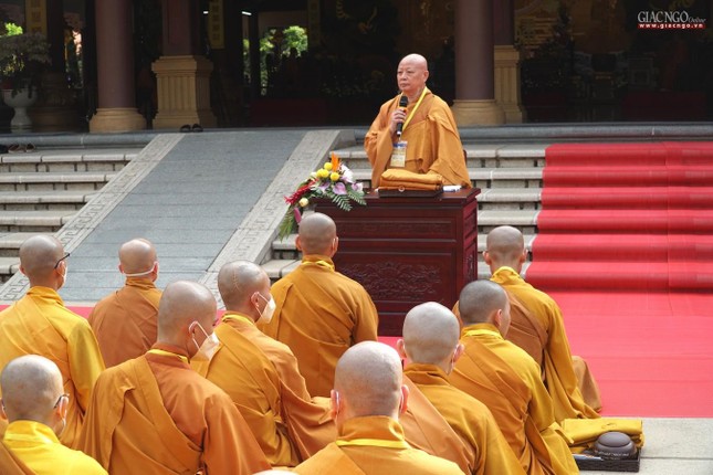 Hòa thượng Giáo thọ Thích Lệ Trang hỏi các già nạn trước khi đem các giới tử đến trình Tăng