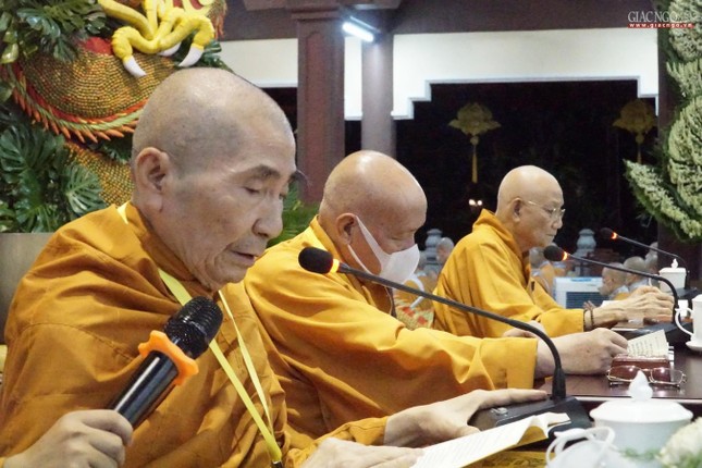 Hòa thượng Giáo thọ trao tám pháp Ba-la-di