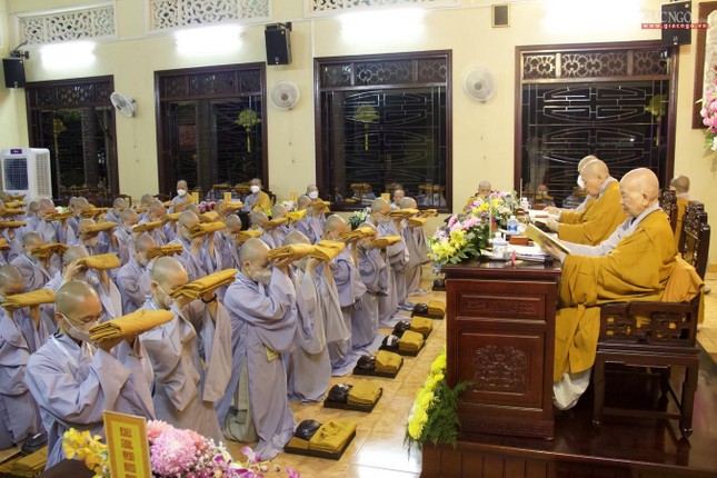 Các giới tử đước giới sư Ni truyền tam y