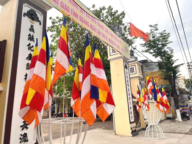 Ban Tổ chức thiết trí cờ hân hoan chào mừng đại hội Ban Tổ chức thiết trí cờ hân hoan chào mừng đại hội