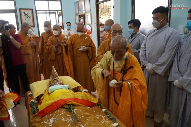 Sái tịnh nhục thân Hòa thượng