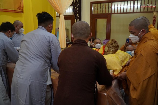 Cung thỉnh nhục thân Hòa thượng nhập kim quan