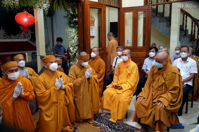 Chư tôn đức chứng minh và lãnh đạo chính quyền tham dự