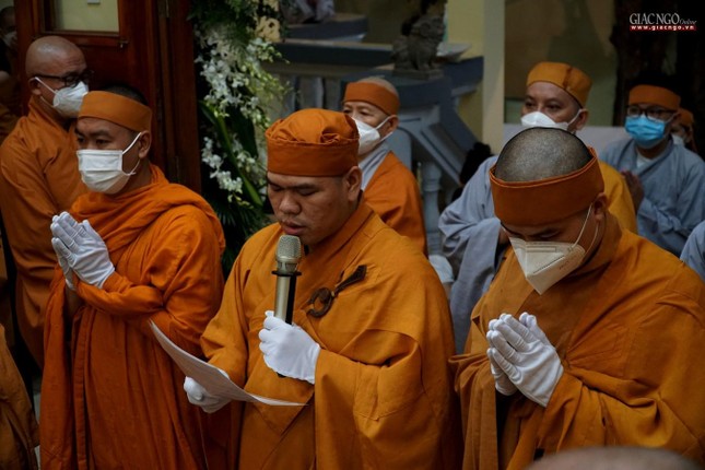 Đại đức Thích Nguyên Tài thay mặt môn đồ pháp quyến dâng lời cảm niệm