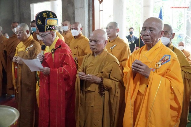 Chư tôn đức niêm hương cầu nguyện lễ nhập kim quan Chư tôn đức niêm hương cầu nguyện lễ nhập kim quan