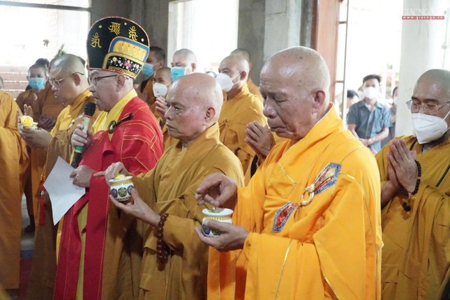 Sái tịnh đàn tràng, nhục thân và kim quan Sái tịnh đàn tràng, nhục thân và kim quan