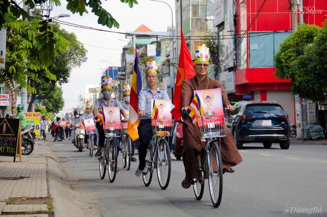 Đoàn xe đạp diễu hành đang tiến về lễ đài quận