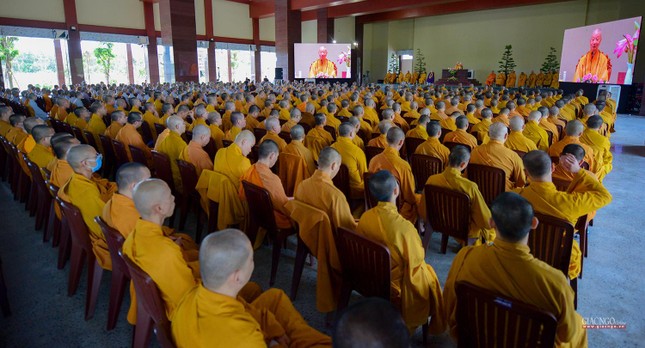Các Tăng sinh các khóa lắng nghe lời giáo huấn Các Tăng sinh các khóa lắng nghe lời giáo huấn