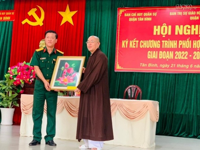 Thượng tọa Thích Đạt Đức tặng quà lưu niệm đến Thượng tá Nguyễn Văn Bình Thượng tọa Thích Đạt Đức tặng quà lưu niệm đến Thượng tá Nguyễn Văn Bình