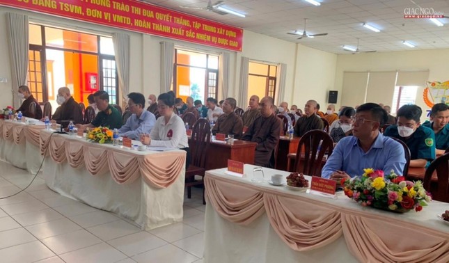 Lãnh đạo quận, và chư tôn đức Tăng, Ni tham dự lễ ký kết sáng nay 21-6. Lãnh đạo quận, và chư tôn đức Tăng, Ni tham dự lễ ký kết sáng nay 21-6.