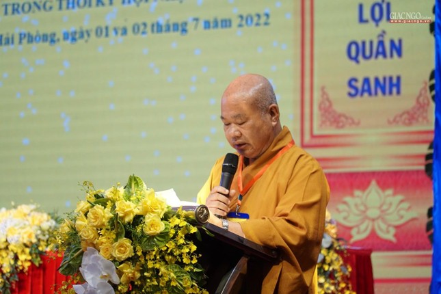 Thượng tọa Thích Phước Đạt, Phó ban Kiêm Chánh Thư ký ban Giáo dục Phật giáo trình bày tham luận