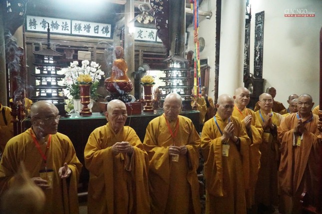 Thắp hương tưởng niệm Hòa thượng Thích Trí Hải, tại tổ đình Phổ Chiếu