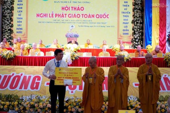 Ban Tổ chức trao tặng Quỹ &quot;Vì người nghèo&quot; TP. Hải Phòng