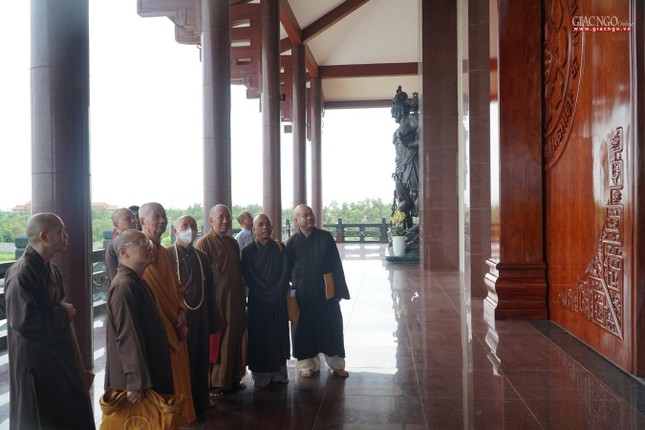 Tham quan chánh điện vừa trang bị thêm khung ngoài bộ cửa gỗ Tham quan chánh điện vừa trang bị thêm khung ngoài bộ cửa gỗ