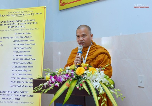 Thượng tọa Thích Giác Hoàng đọc nội quy phòng thi Thượng tọa Thích Giác Hoàng đọc nội quy phòng thi