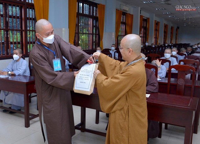 Cắt bì đựng đề thi tại các phòng thi Cắt bì đựng đề thi tại các phòng thi