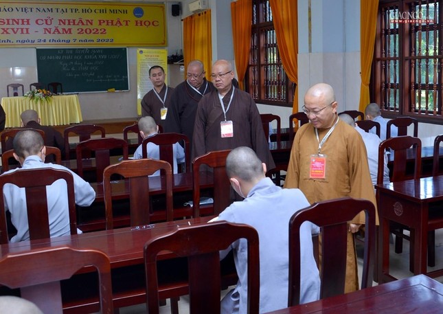 Chư tôn đức Hội đồng Tuyển sinh thăm động viên các thí sinh Chư tôn đức Hội đồng Tuyển sinh thăm động viên các thí sinh