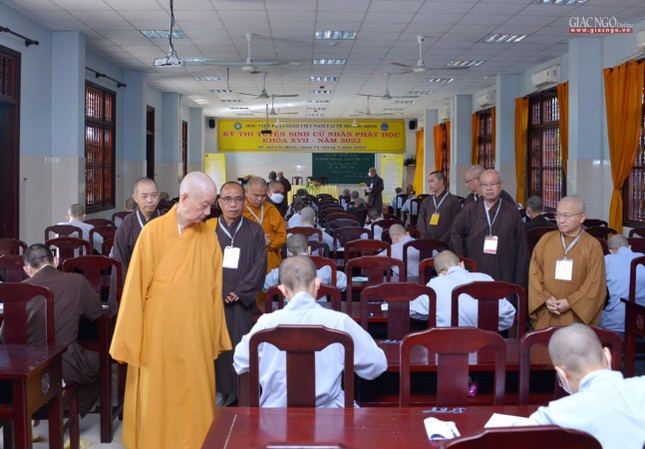 Trưởng lão Hòa thượng Viện trưởng cùng chư tôn đức động viện các thí sinh tại phòng thi Trưởng lão Hòa thượng Viện trưởng cùng chư tôn đức động viện các thí sinh tại phòng thi