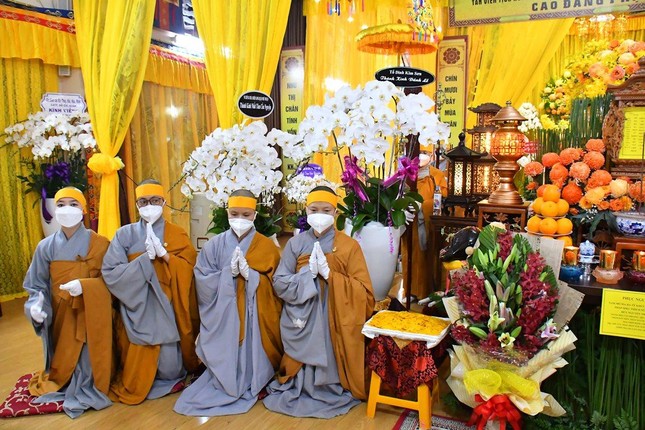 Chư Ni môn đồ pháp quyến túc trực bên kim quan Ni trưởng những giây phút cuối Chư Ni môn đồ pháp quyến túc trực bên kim quan Ni trưởng những giây phút cuối