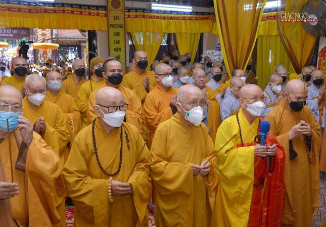 Chư tôn đức giáo phẩm niệm hương cầu nguyện trợ tiến Giác linh