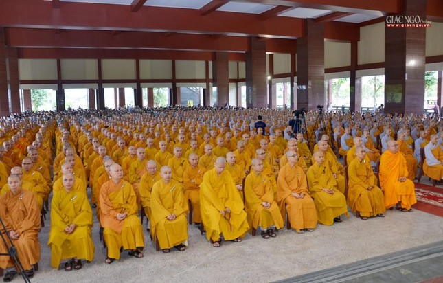 Tăng, sinh các khóa lắng nghe lời chỉ dạy của trưởng lão Hòa thượng