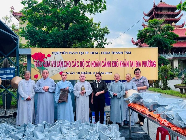 Ni sư Thích nữ Như Nguyệt chuyển lời thăm hỏi của Đức Quyền Pháp chủ GHPGVN đến bà con về nhận quà