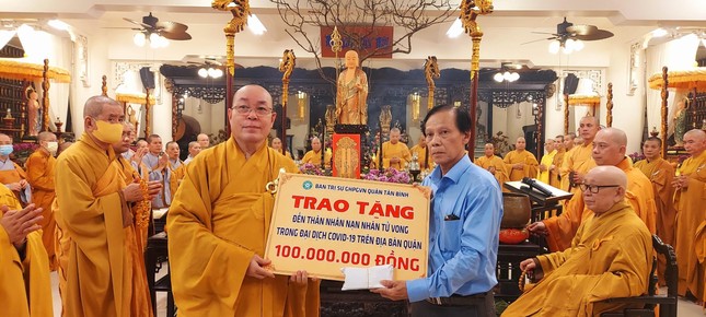 Thượng tọa Thích Đạt Đức trao số tiền ủng hộ đến ông Huỳnh Văn Bé Thượng tọa Thích Đạt Đức trao số tiền ủng hộ đến ông Huỳnh Văn Bé