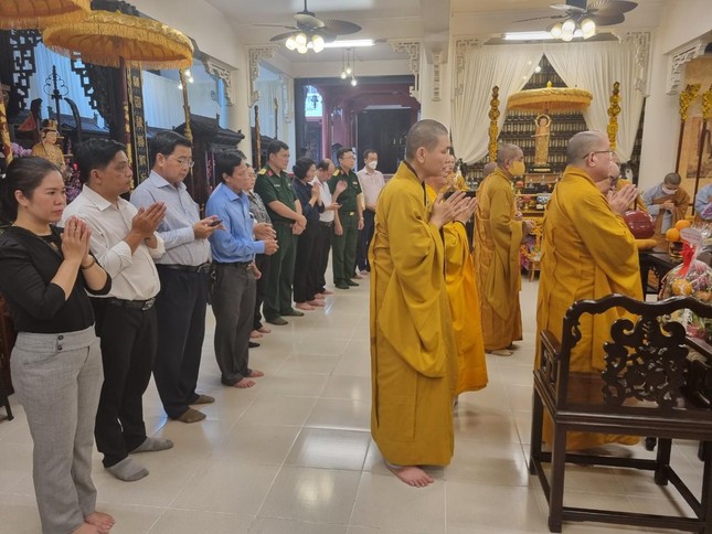 Cùng hướng lòng cầu nguyện các hương linh Cùng hướng lòng cầu nguyện các hương linh