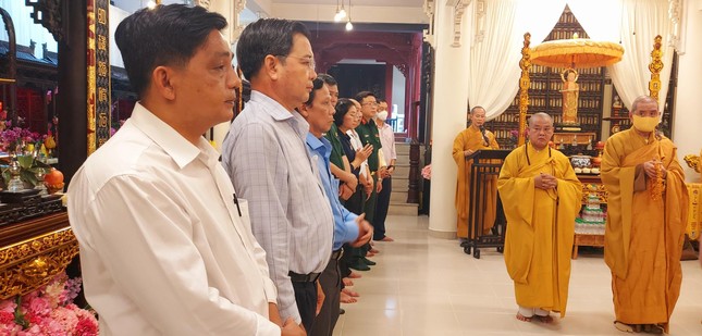 Một phút tượng niệm những nạn nhân xấu số qua đời trong đại dịch Một phút tượng niệm những nạn nhân xấu số qua đời trong đại dịch