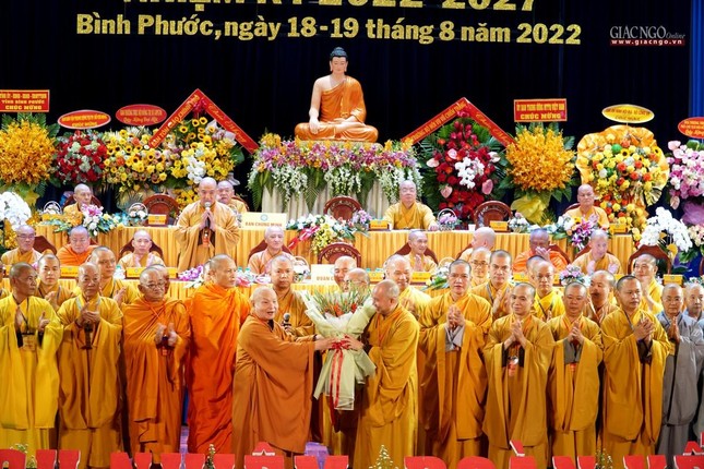 Hòa thượng Chủ tịch Hội đồng Trị sự tặng hoa cho Thượng tọa Thích Đức Thiện Hòa thượng Chủ tịch Hội đồng Trị sự tặng hoa cho Thượng tọa Thích Đức Thiện