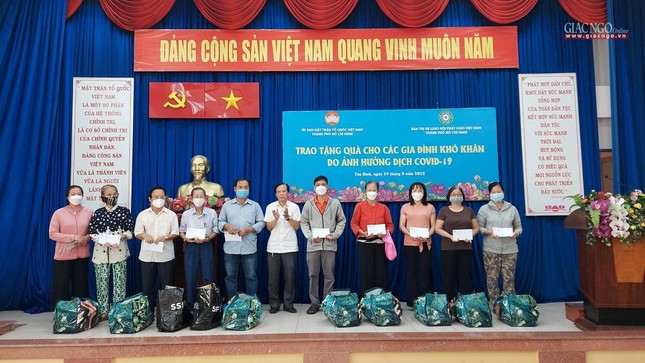 Ông Huỳnh Văn Bé, Phó Chủ tịch Thường trực Ủy ban MTTQVN quận trao quà đến người dân
