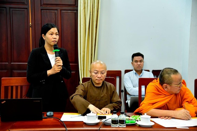 Bà Trương Thị Ngọc Mai trình bày phác thảo thiết kế Bà Trương Thị Ngọc Mai trình bày phác thảo thiết kế