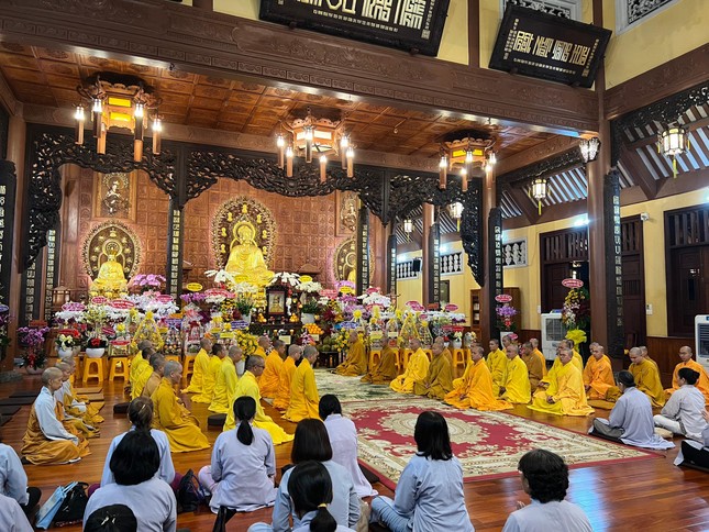 Môn đồ pháp quyến tọa thiền tưởng niệm tối ngày 29-7-Nhâm Dần