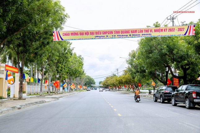 Cờ, pano được trang hoàn trên các trục đường chính từ Văn phòng Ban Trị sự đến Trung tâm Văn hóa tỉnh nơi diễn ra đại hội