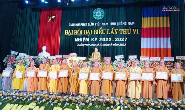 Hội đồng Tri sự tặng Bằng tuyên dương công đức ghi nhận những thành tựu Phật sự Hội đồng Tri sự tặng Bằng tuyên dương công đức ghi nhận những thành tựu Phật sự