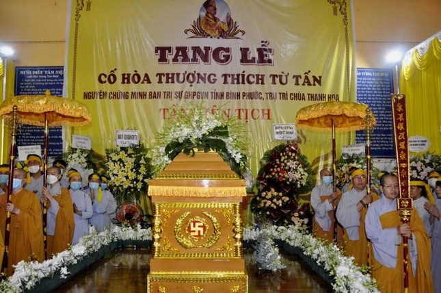 Môn đồ đệ tử túc trực bên kim quan thầy những giây phút cuối Môn đồ đệ tử túc trực bên kim quan thầy những giây phút cuối