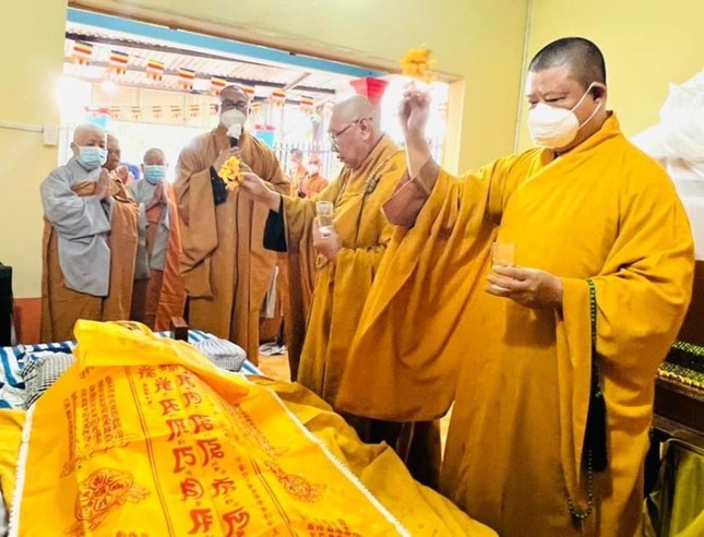 Chư tôn đức sái tịnh nhục thân Chư tôn đức sái tịnh nhục thân