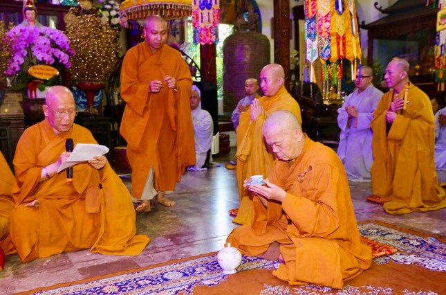 Môn đồ đệ tử dâng trà cúng dường tổ sư