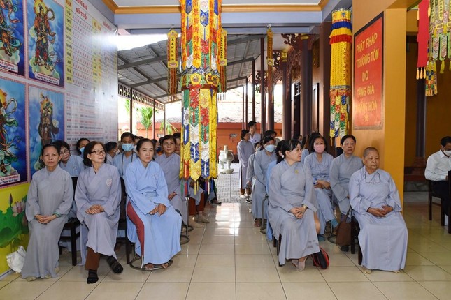 Phật tử và thân nhân các nạn nhân tham dự lễ cầu siêu