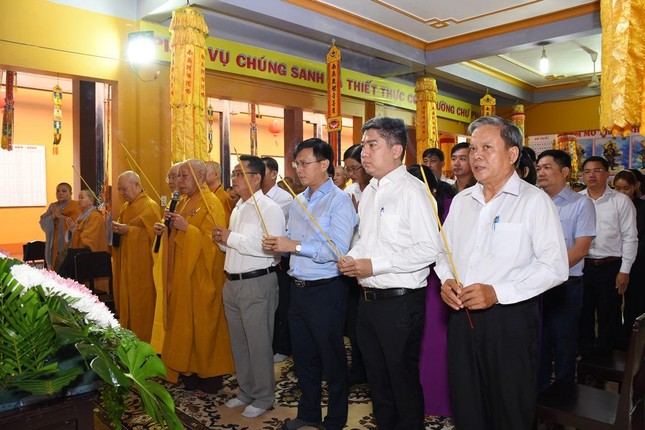 Chư tôn đức và lãnh đạo chính quyền niệm hương cầu nguyện