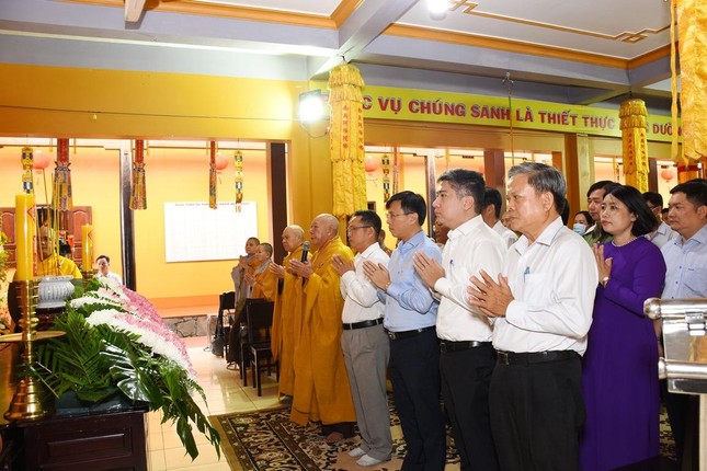 Hướng tâm cầu nguyện các hương linh tử vong trong đại dịch trên địa bàn quận Bình Tân