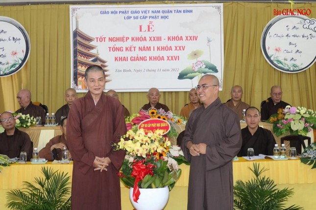 Ban Chủ nhiệm lớp Sơ cấp Phật học quận 8 tặng hoa chúc mừng Ban Chủ nhiệm lớp Sơ cấp Phật học quận 8 tặng hoa chúc mừng