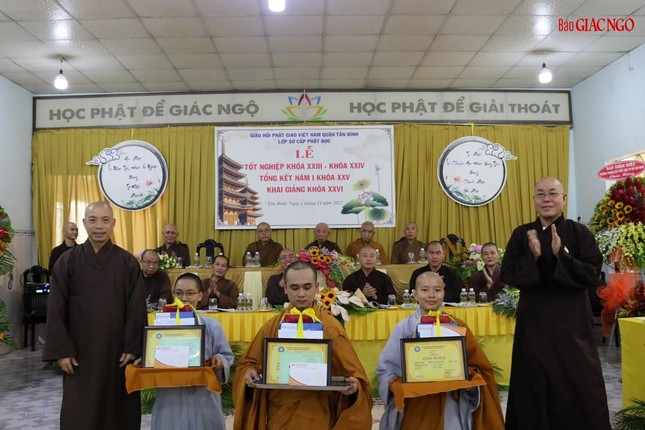 Các Tăng Ni có học lực xuất sắc được nhận phần thưởng Các Tăng Ni có học lực xuất sắc được nhận phần thưởng