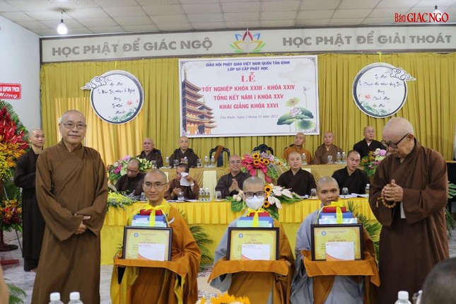 Chư tôn Hòa thượng Chứng minh trao phần thưởng đến các Tăng Ni sinh Chư tôn Hòa thượng Chứng minh trao phần thưởng đến các Tăng Ni sinh