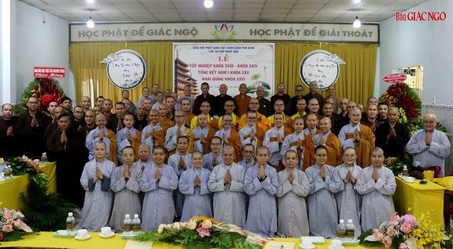 Tăng, Ni sinh các khóa chụp hình lưu niệm cùng Ban Chủ nhiệm, giáo thọ sư và bổn sư Tăng, Ni sinh các khóa chụp hình lưu niệm cùng Ban Chủ nhiệm, giáo thọ sư và bổn sư