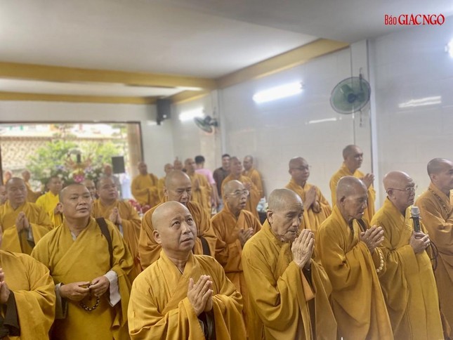 Chư tôn đức nhất tâm cầu nguyện Chư tôn đức nhất tâm cầu nguyện