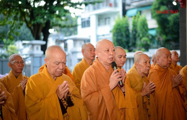Hòa thượng Trưởng ban Trị sự GHPGVN TP xướng lễ phụng thỉnh Bồ-tát an vị