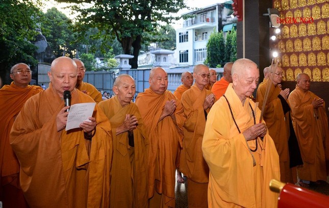 Đức Quyền Pháp chủ GHPGVN niệm hương cầu nguyện