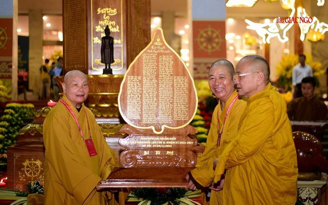 Ban Văn hóa Trung ương cúng dường bản kinh Chuyển pháp luân khắc chữ thư pháp Việt trên gỗ